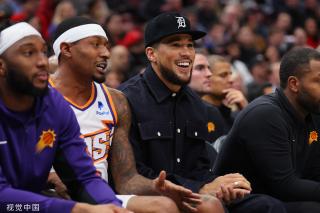 布会上动情 布会上动情